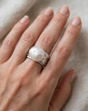 Carica l'immagine nel visualizzatore di Gallery, Anello Fascia con perla di fiume