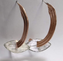 Carica l'immagine nel visualizzatore di Gallery, Orecchini mezzaluna almendra 2