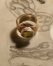 Carica l'immagine nel visualizzatore di Gallery, Anello Fascia con peridoto