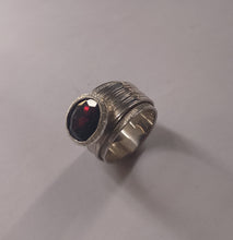 Carica l'immagine nel visualizzatore di Gallery, Anello Fascia con Granato