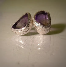 Carica l'immagine nel visualizzatore di Gallery, Orecchini ametista irregolare