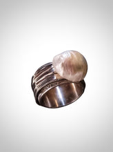 Carica l'immagine nel visualizzatore di Gallery, Anello Fascia con perla di fiume