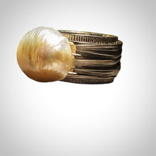 Carica l'immagine nel visualizzatore di Gallery, Anello Fascia con perla di fiume