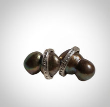 Carica l'immagine nel visualizzatore di Gallery, 0recchini con perla nera