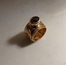 Carica l'immagine nel visualizzatore di Gallery, Anello fascia con Quarzo Fumé