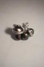 Carica l'immagine nel visualizzatore di Gallery, 0recchini con perla nera