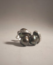 Carica l'immagine nel visualizzatore di Gallery, 0recchini con perla nera