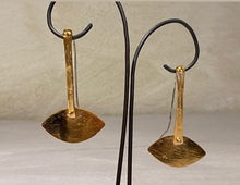 Carica l'immagine nel visualizzatore di Gallery, orecchini collezione nuova, orecchini bronzo placcata oro,orecchino organico