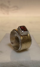 Load image into Gallery viewer, Anello fascia con granato