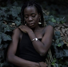 Carica l'immagine nel visualizzatore di Gallery, Orecchini mezzaluna almendra 2