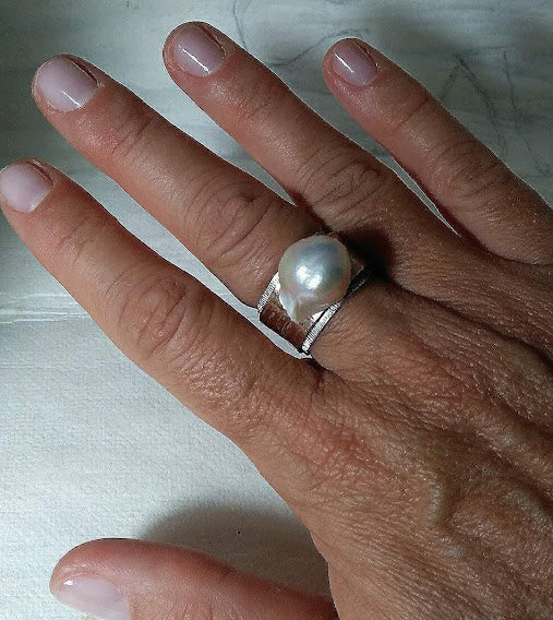 Band ring with pearl