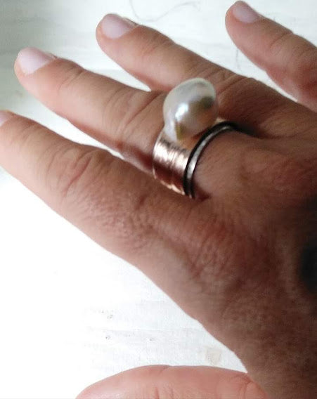 Band ring with pearl