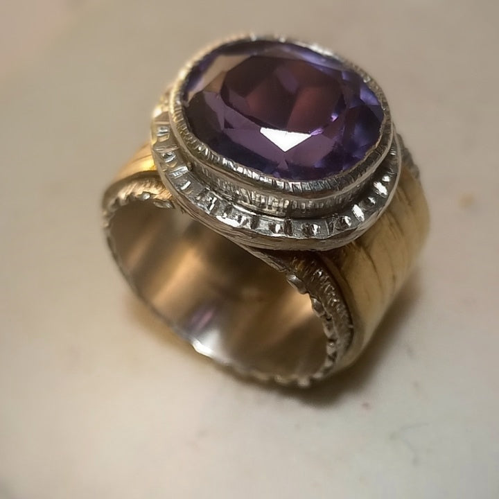 Band ring with amethyst