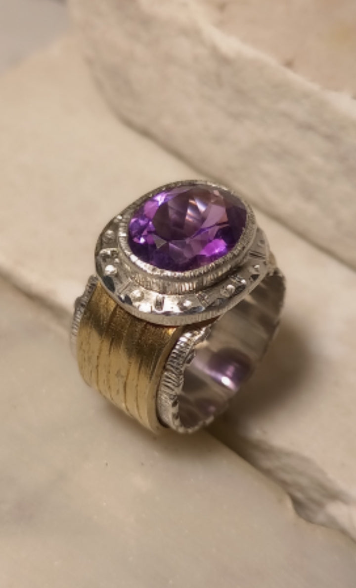 Band ring with amethyst