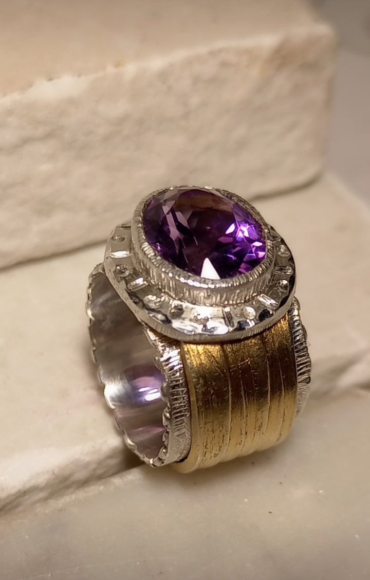 Band ring with amethyst