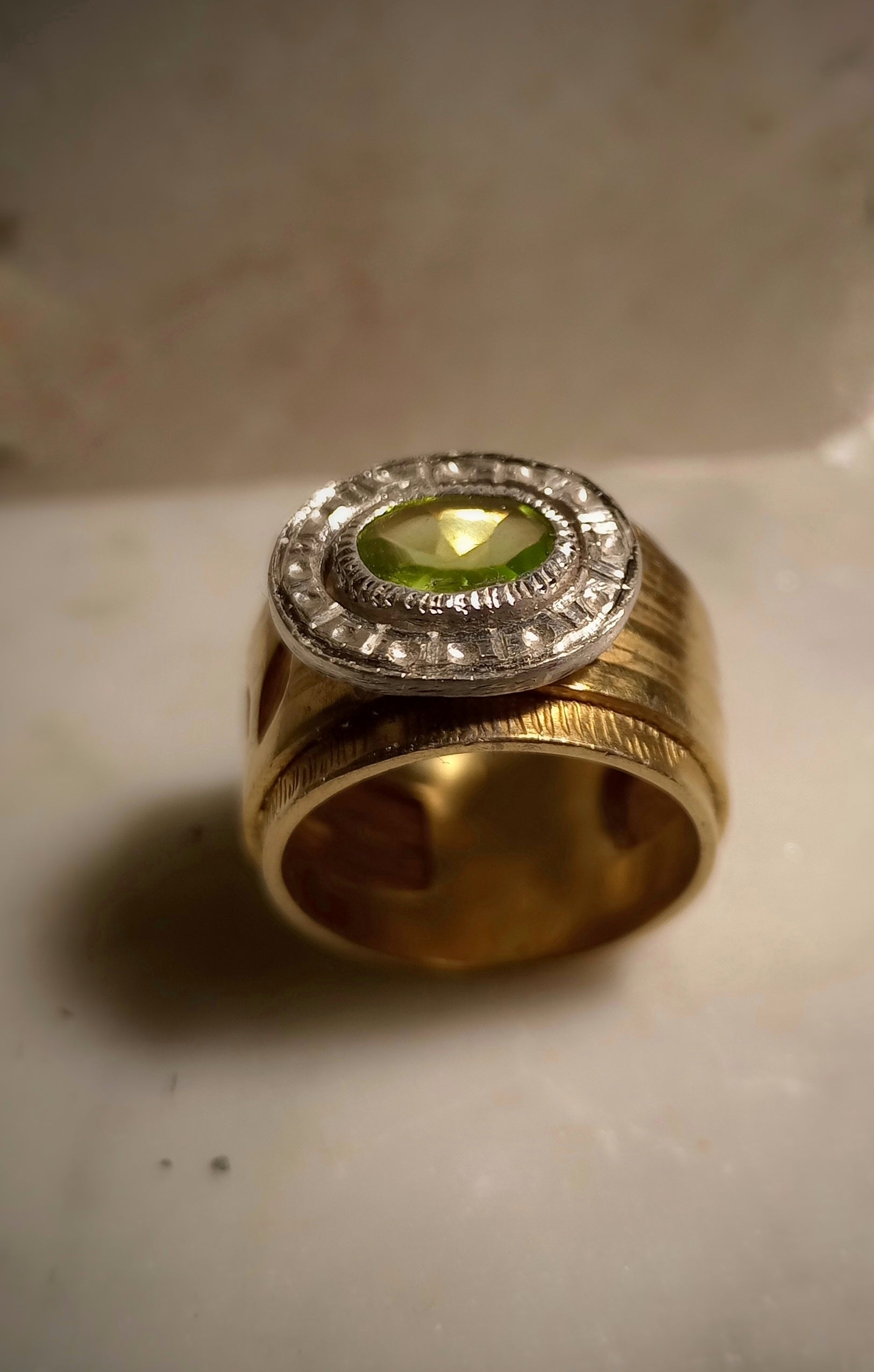 Band ring with peridot
