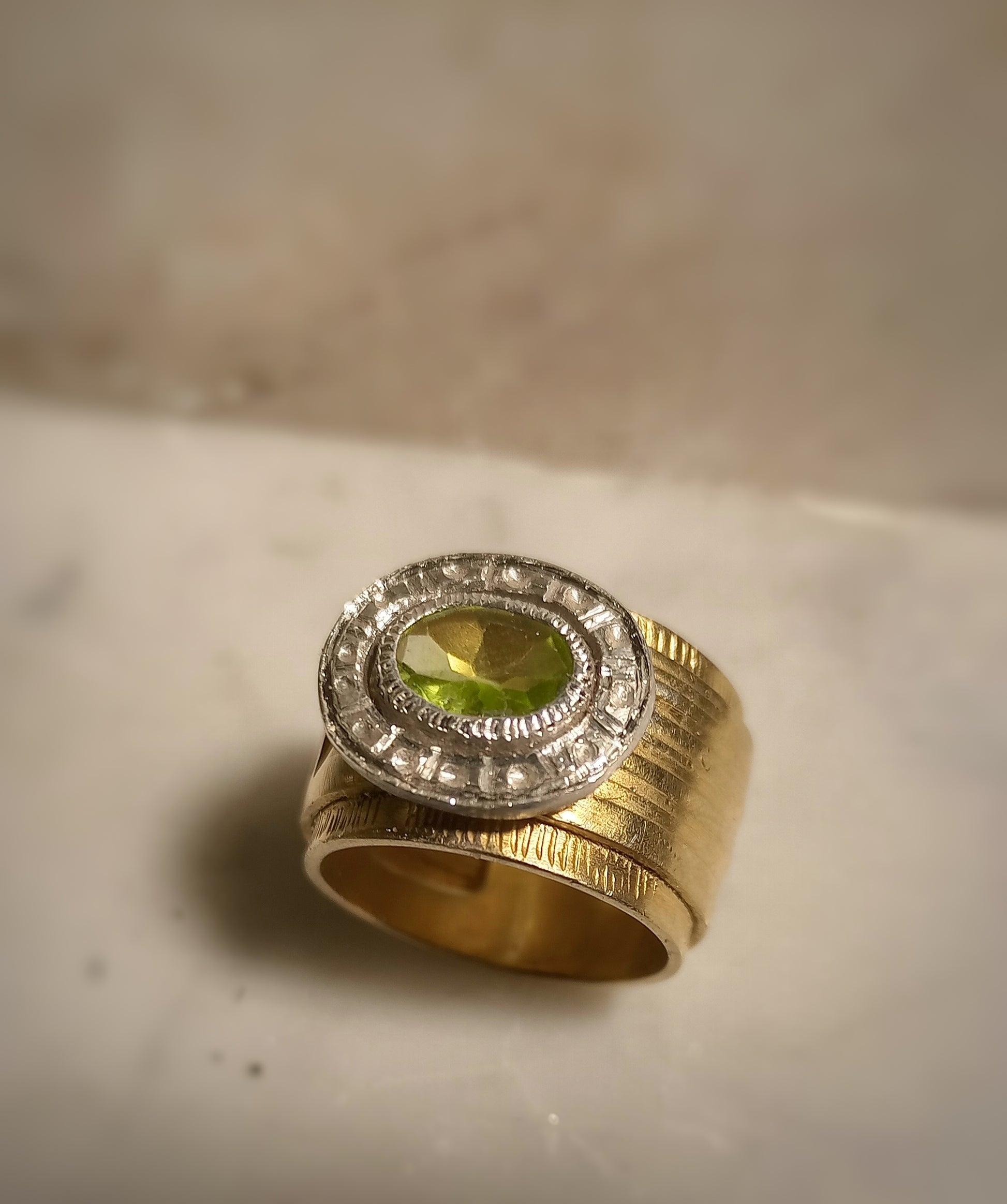 Band ring with peridot