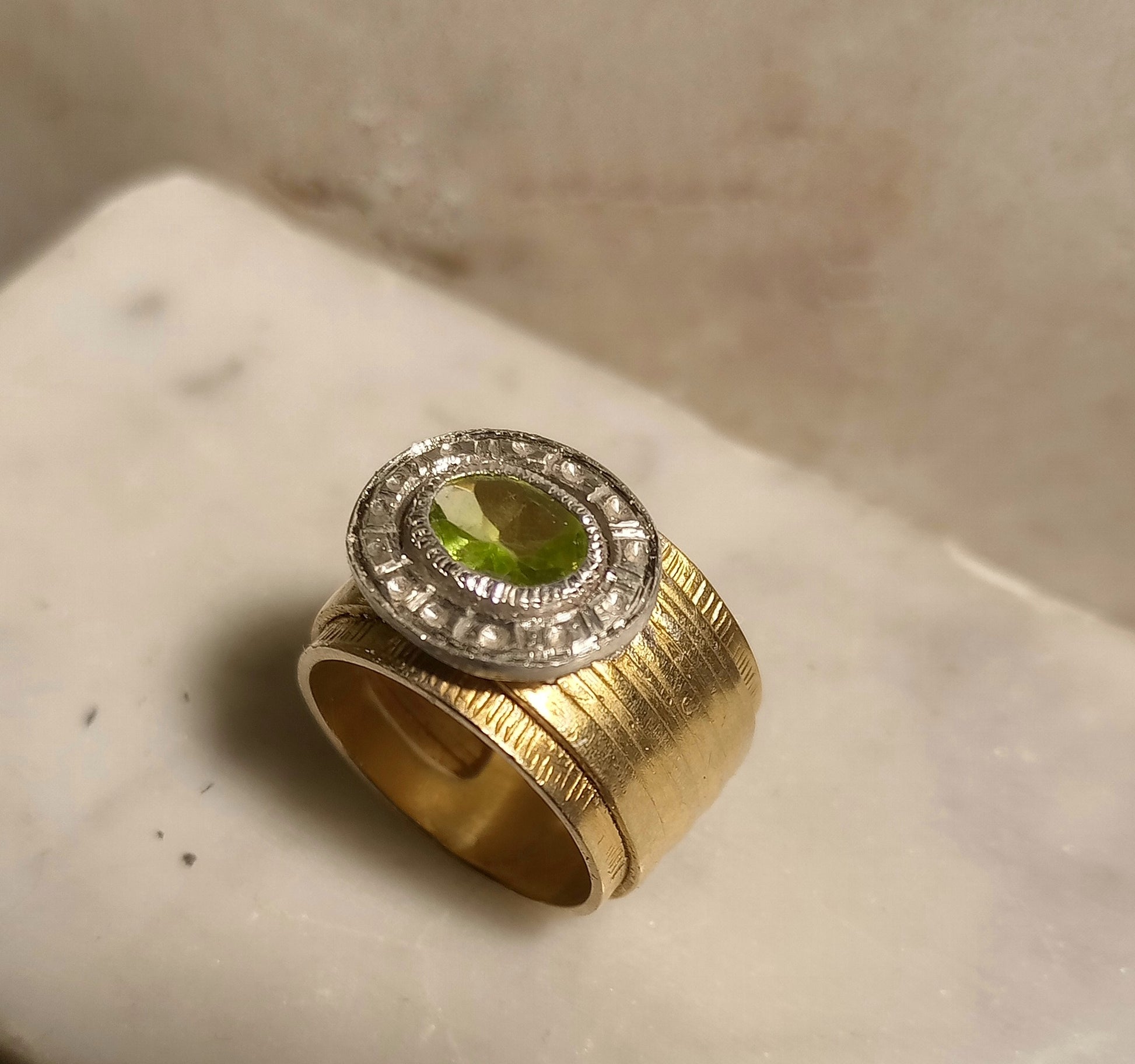 Band ring with peridot