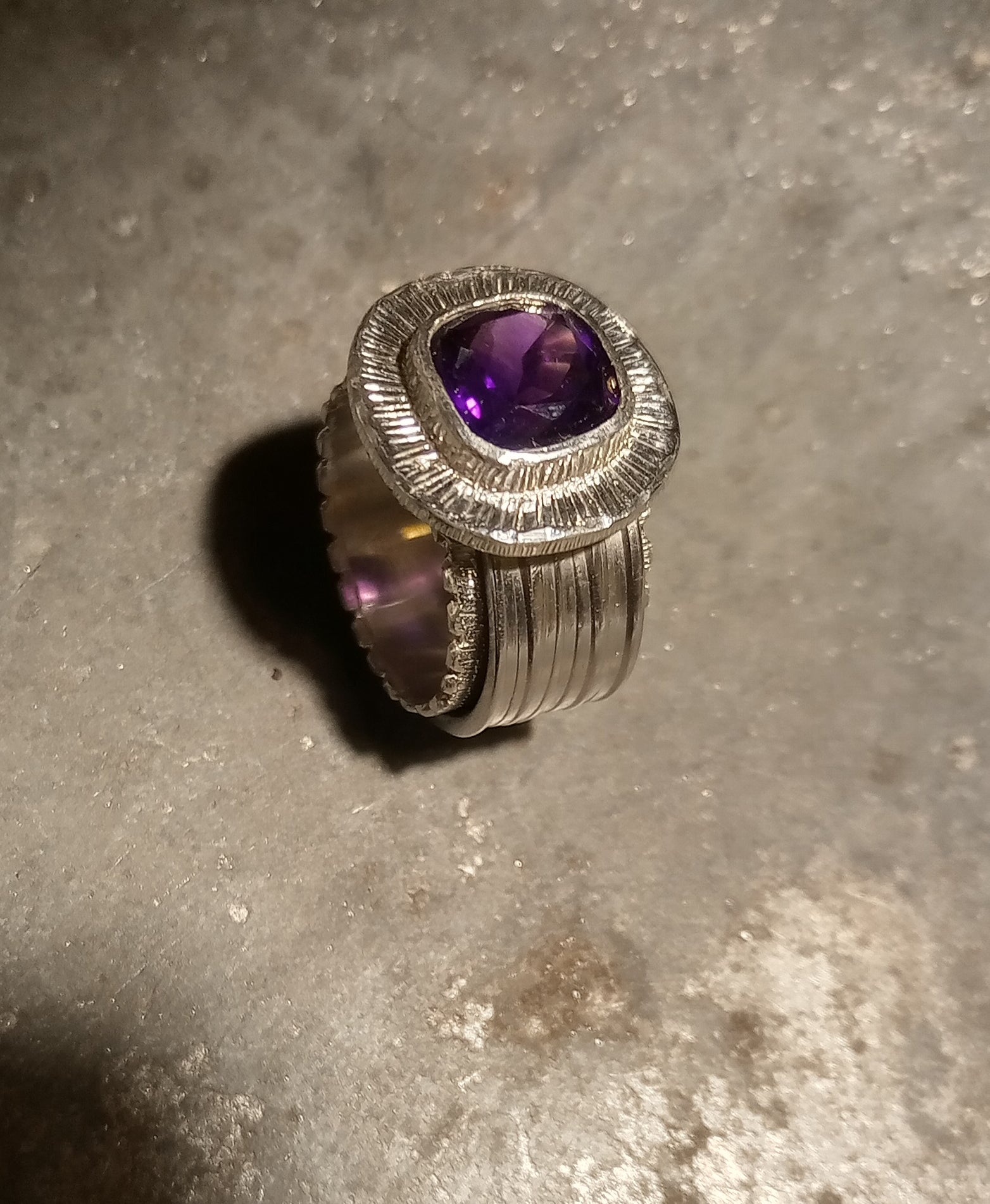 Anello fascia con ametista