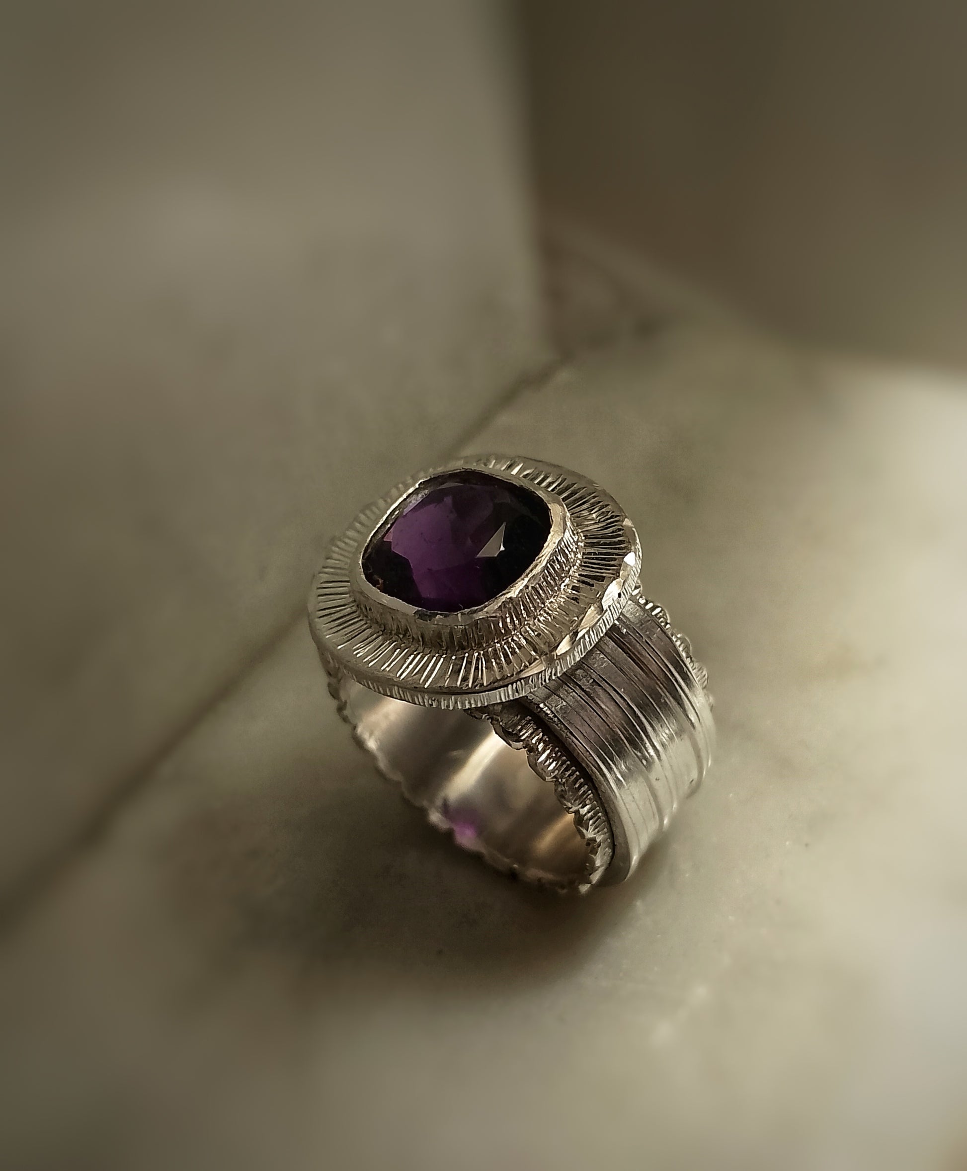 Anello fascia con ametista