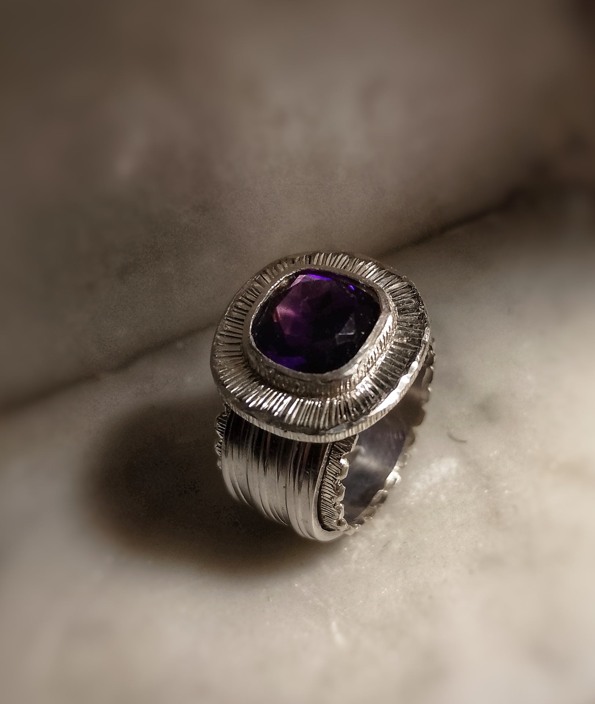 Anello fascia con ametista
