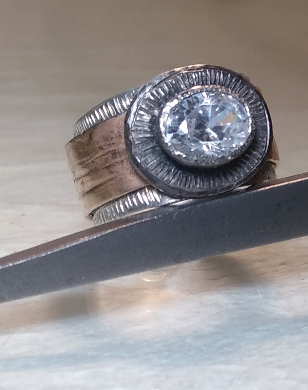 Almendra band ring with stone