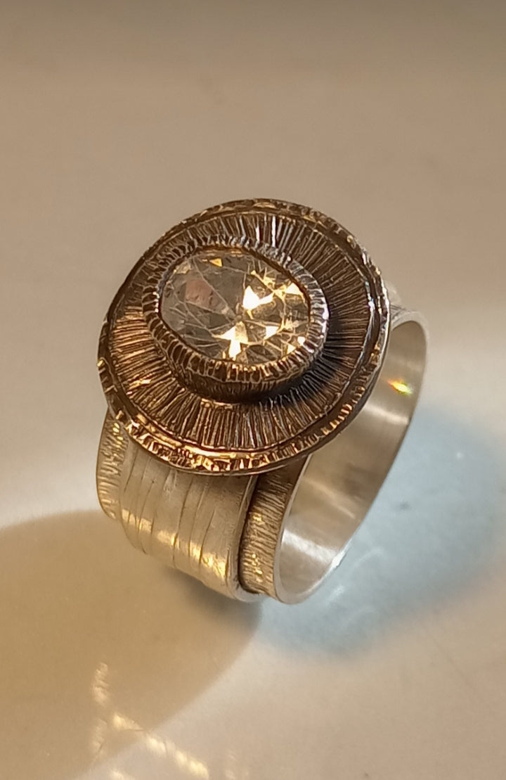 Almond band ring with stone