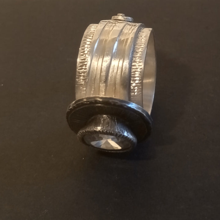 Almond band ring with stone