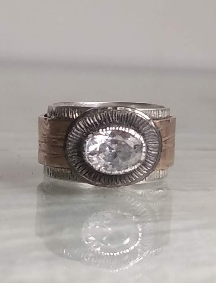 Almendra band ring with stone